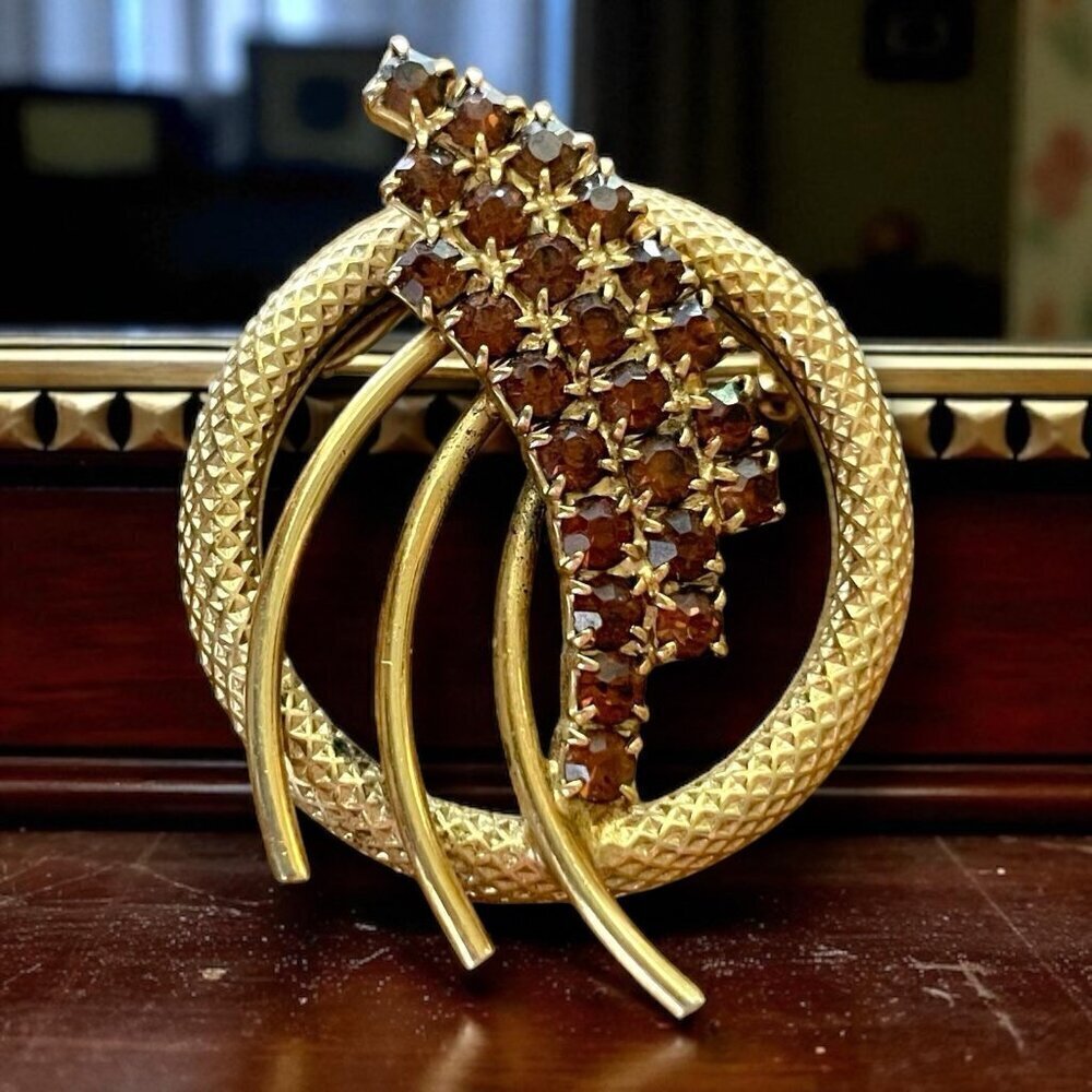 Vintage 1950s Brooch Gold Tone Round Amber Rhinestone Prong Set Pin Mid Century